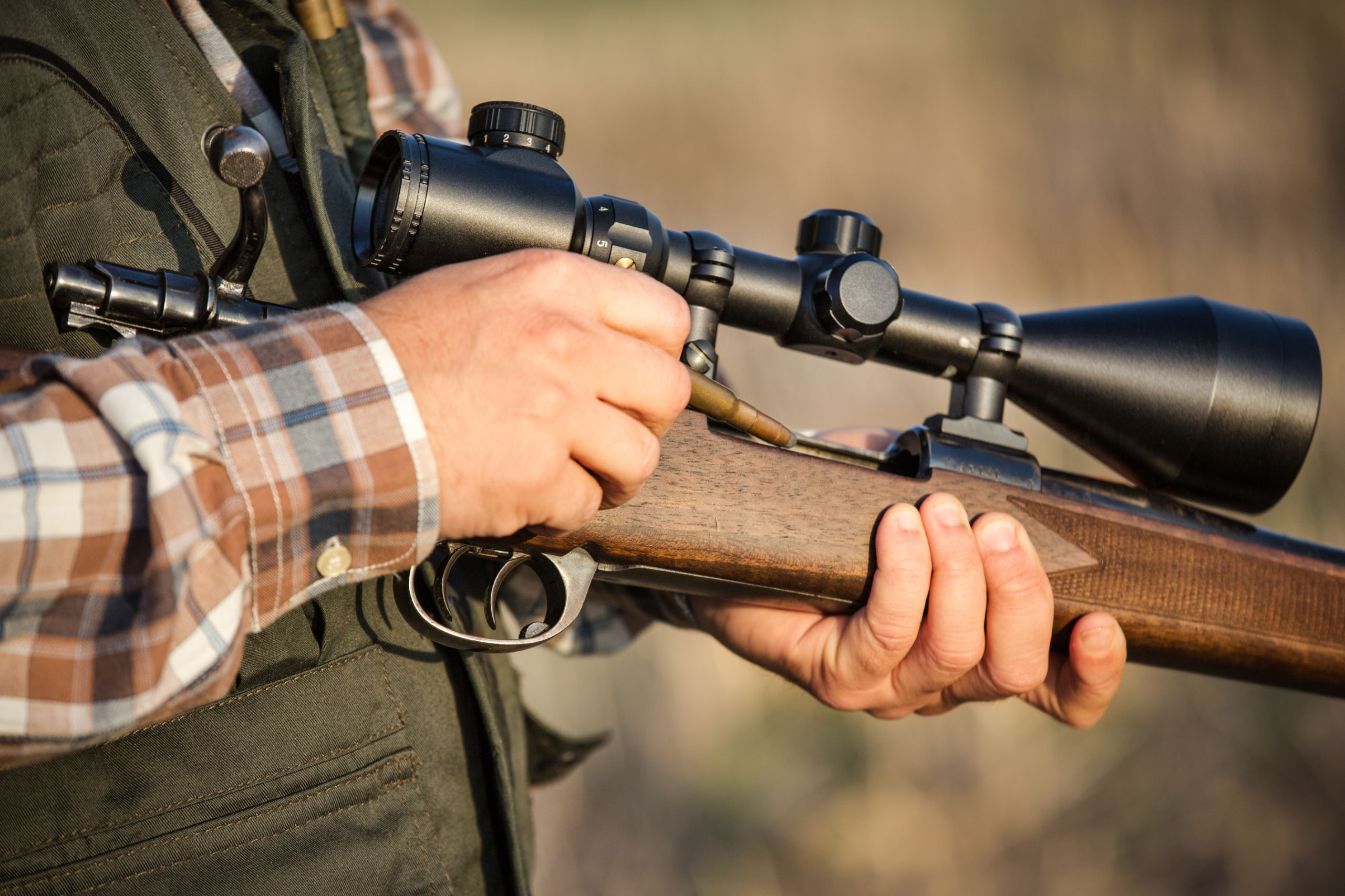 Ein Jäger lädt sein Gewehr nach. Symbolbild für die Treffsicherheit.