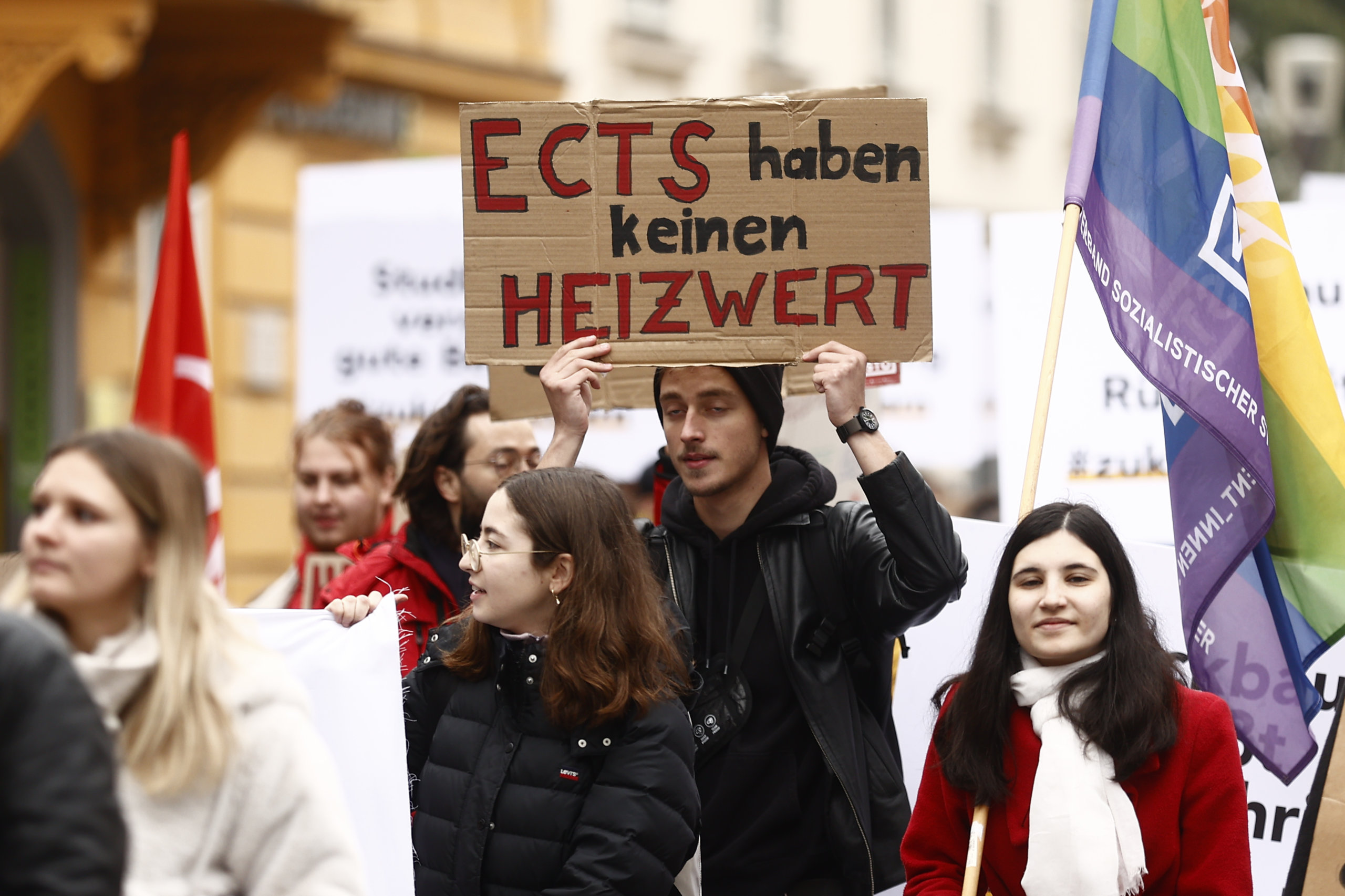 Ein Student hält ein Schuld hoch mit der Aufschrift "ECTS haben keinen Brrennwert". Proteste gegen das Uni Budget und schließende Einrichtungen.