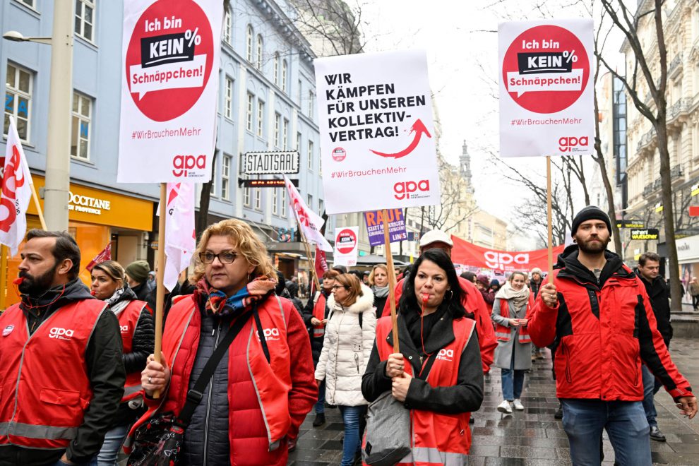 Proteste der Gewerkschaft GPA nach einer gescheiterten KV-Verhandlung. Warnstreik im Handel im droht. Hebrstlohnrunde.