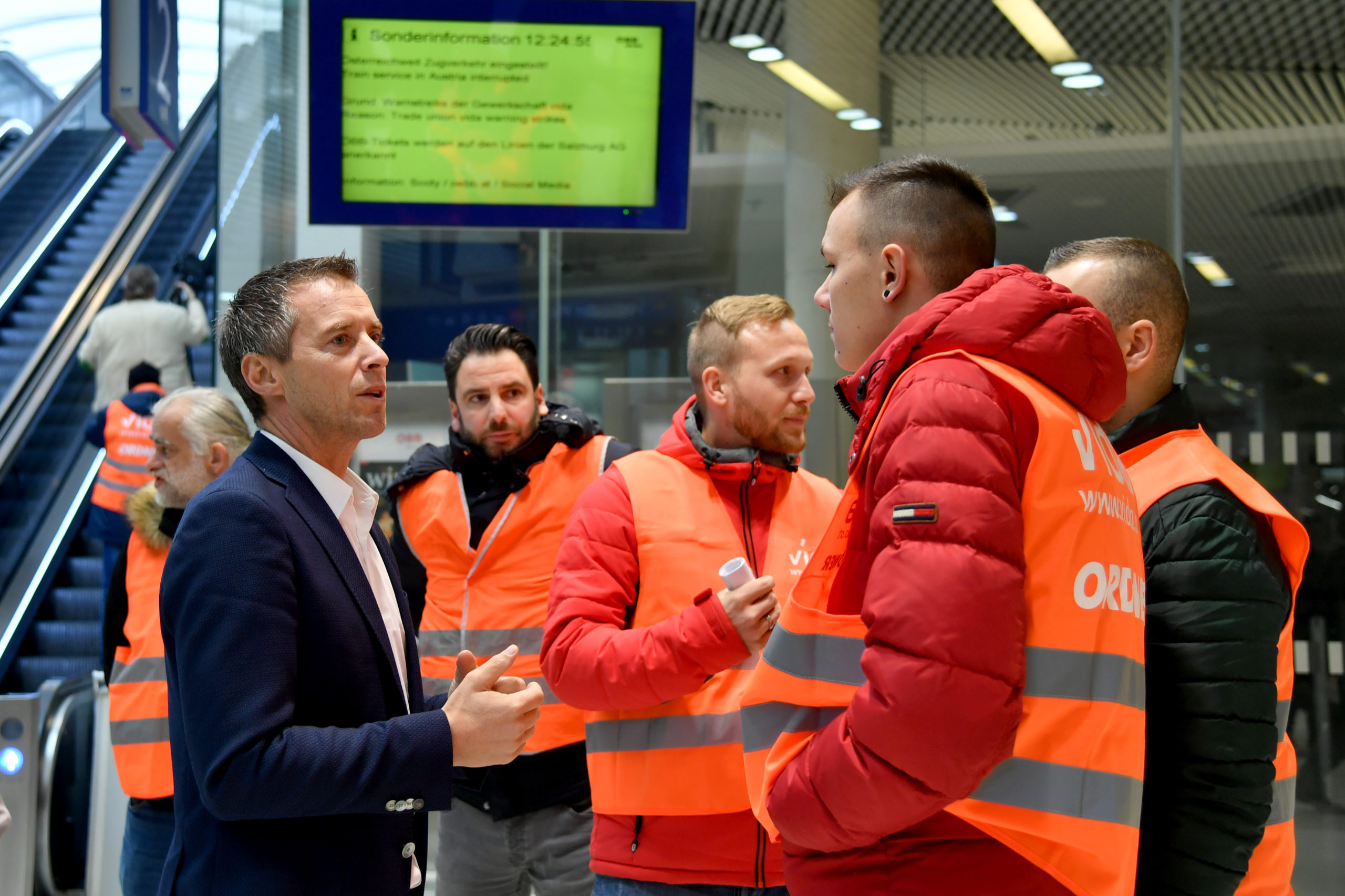 Peter Eder, Präsident der Arbeiterkammer Salzburg, beim Warnstreik bei der Bahn mit Mitgliedern der Gewerkschaft vida.