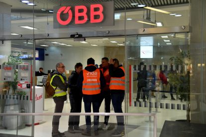 Mitglieder der Gewerkschaft vida bei der ÖBB während eines Warnstreiks bei der Bahn.