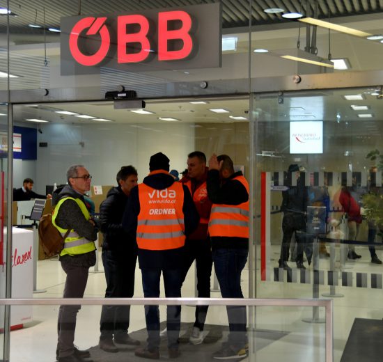 Mitglieder der Gewerkschaft vida bei der ÖBB während eines Warnstreiks bei der Bahn.