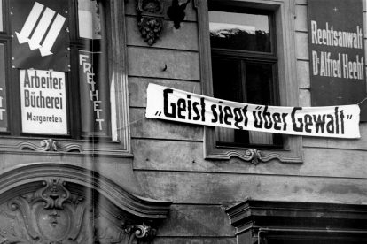 Ein Plakat mit der Aufschrift "Geist siegt über Gewalt" an der Fassade der Arbeiterbücherrei während dem Staatsstreich unter Dollfuß.