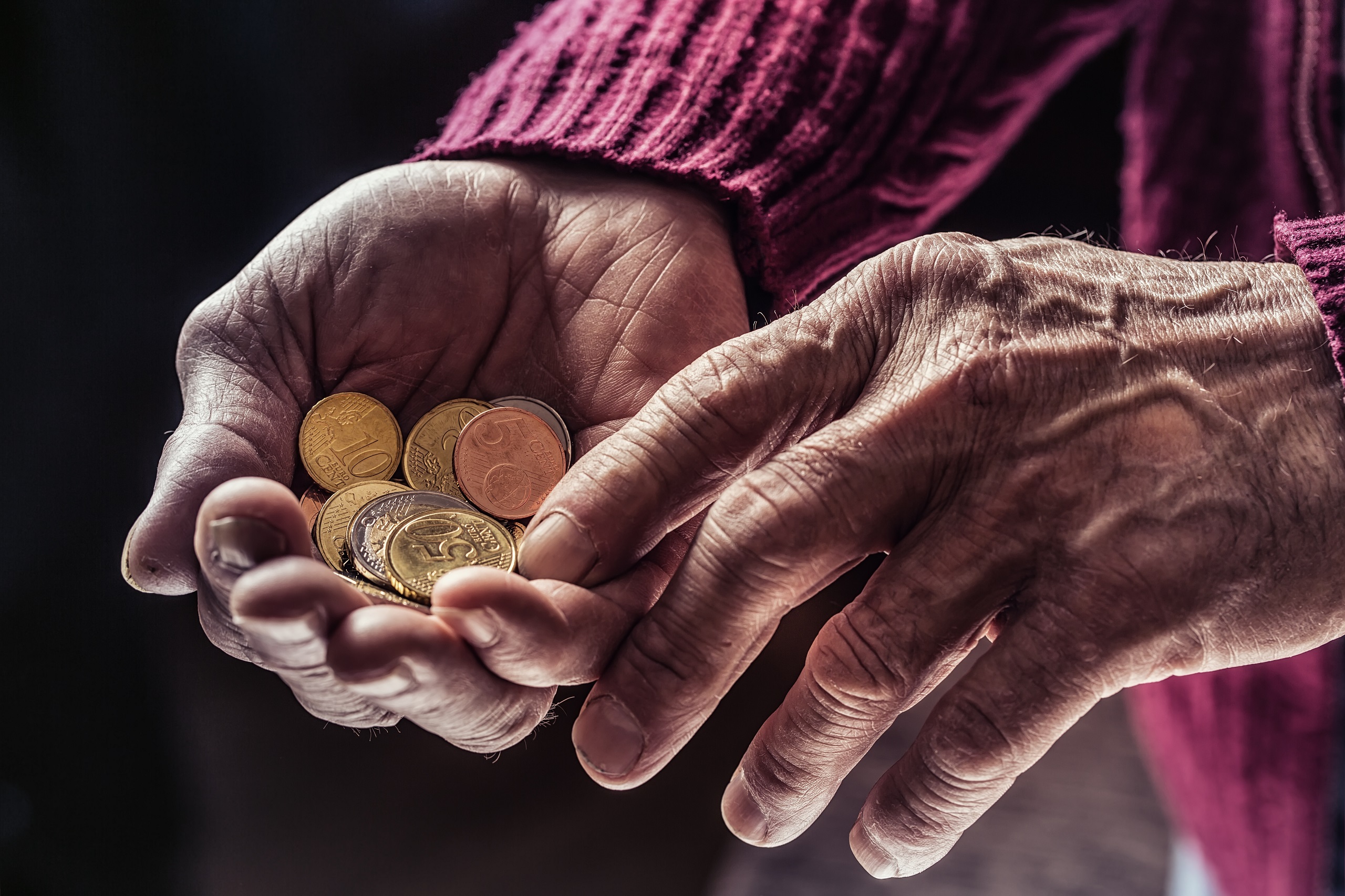 Hände mit Centmünzen. Ein Symbolbild für die Armut in Österreich.