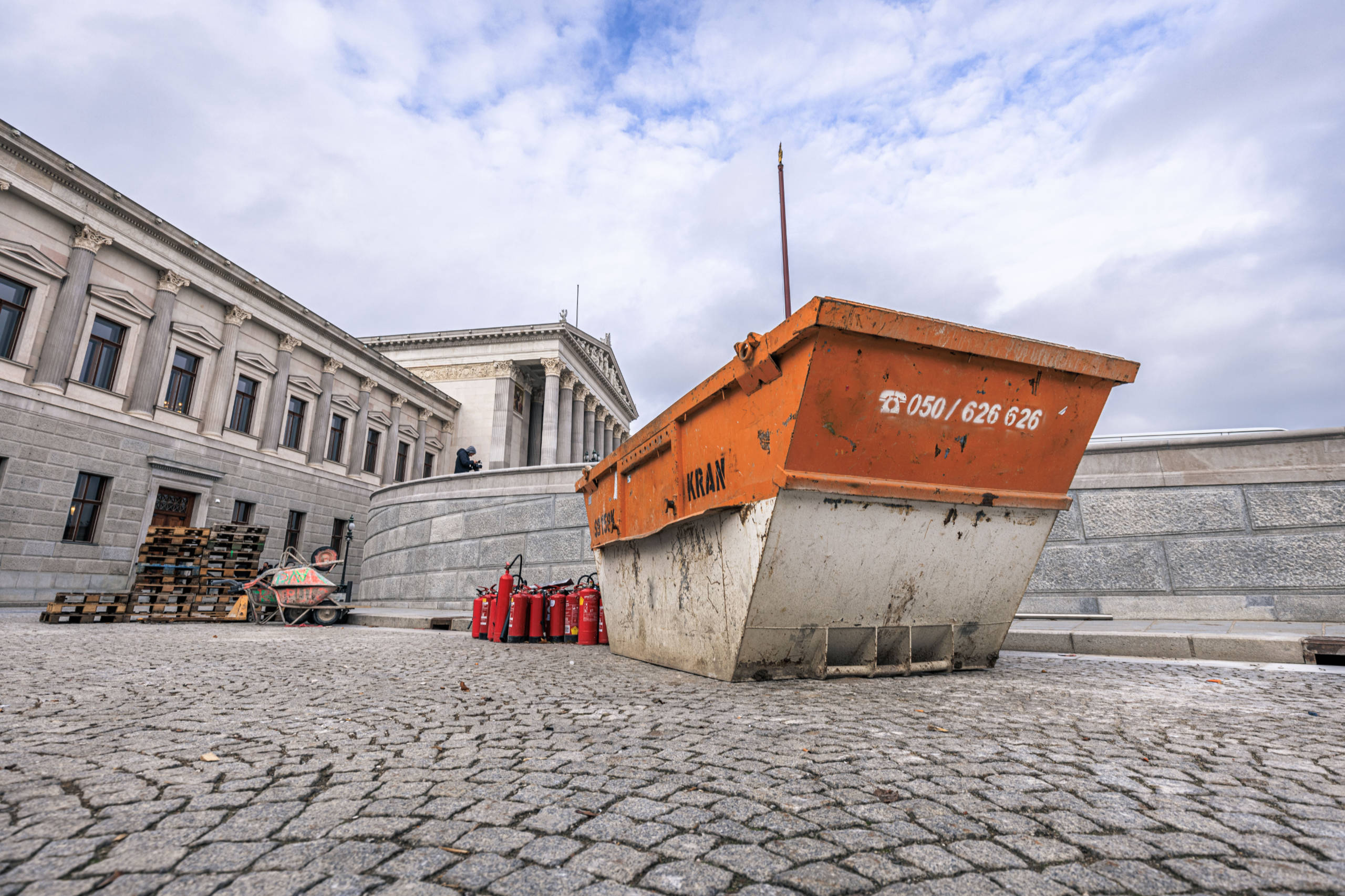 Ein Schuttcontainer vor dem neuen Parlament in Wien.