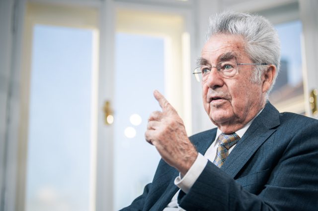 Heinz Fischer sitzt beim Interview über Demokratie in Österreich und hebt den Zeigefinger.