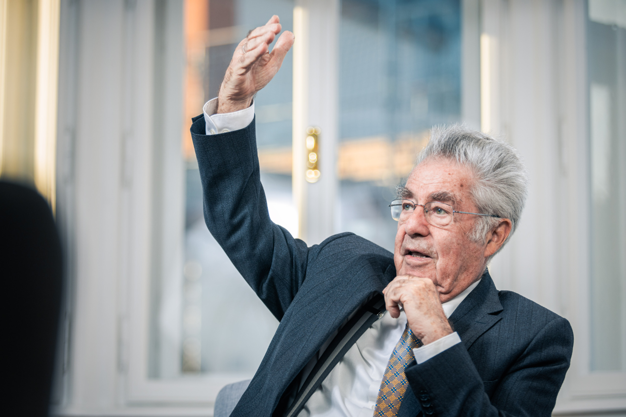 Heinz Fischer beim Interview. Er hebt die rechte Hand.