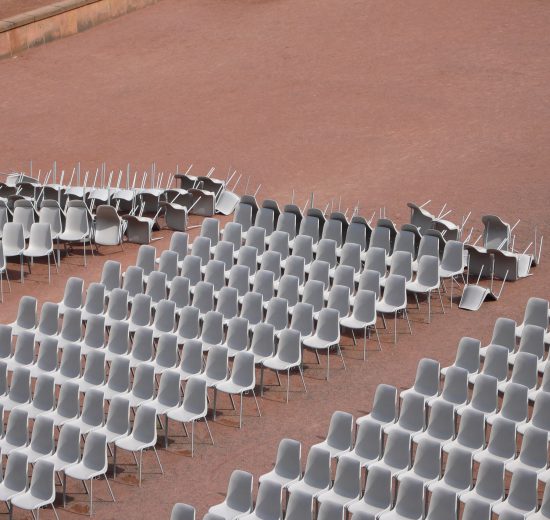 Umgefallene Stuhlreihen. Symbolbild für die umgefallene ALG-Reform.