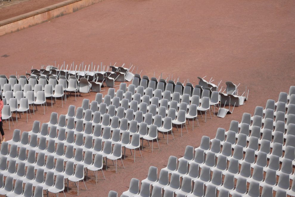 Umgefallene Stuhlreihen. Symbolbild für die umgefallene ALG-Reform.