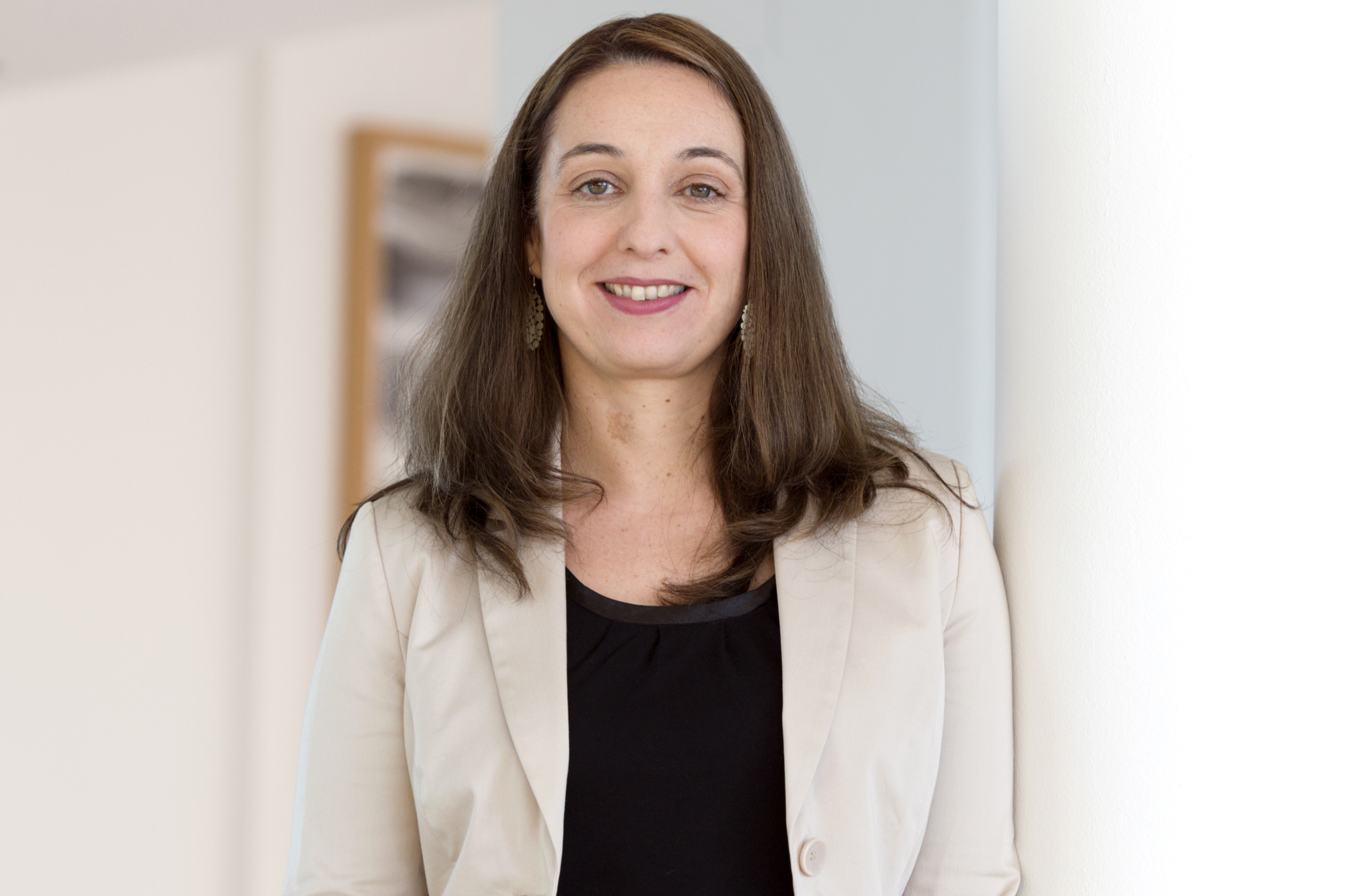 Portrait von Ines Stilling, Bereichsleiterin Soziales der AK Wien. Sie gab eine Pressekonferenz zum Thema krank in die Arbeit. Symbolbild für Überstunden in Österreich.