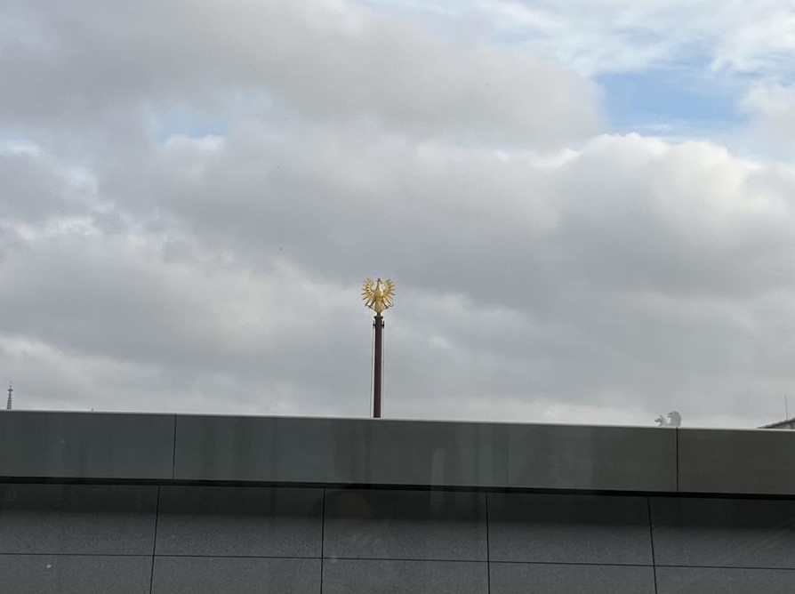 Adler auf dem Dach des Parlaments.