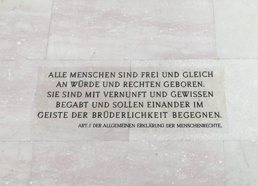 Artikel 1 der Erklärung der Menschenrechte auf der Wand des Parlaments.