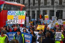Beschäftigte im Gesundheitssystem NHS in Großbritannien streiken wegen der Inflation. Die Regierung um Premierminister Rishi Sunak will ein Anti-Streik-Gesetz beschließen.