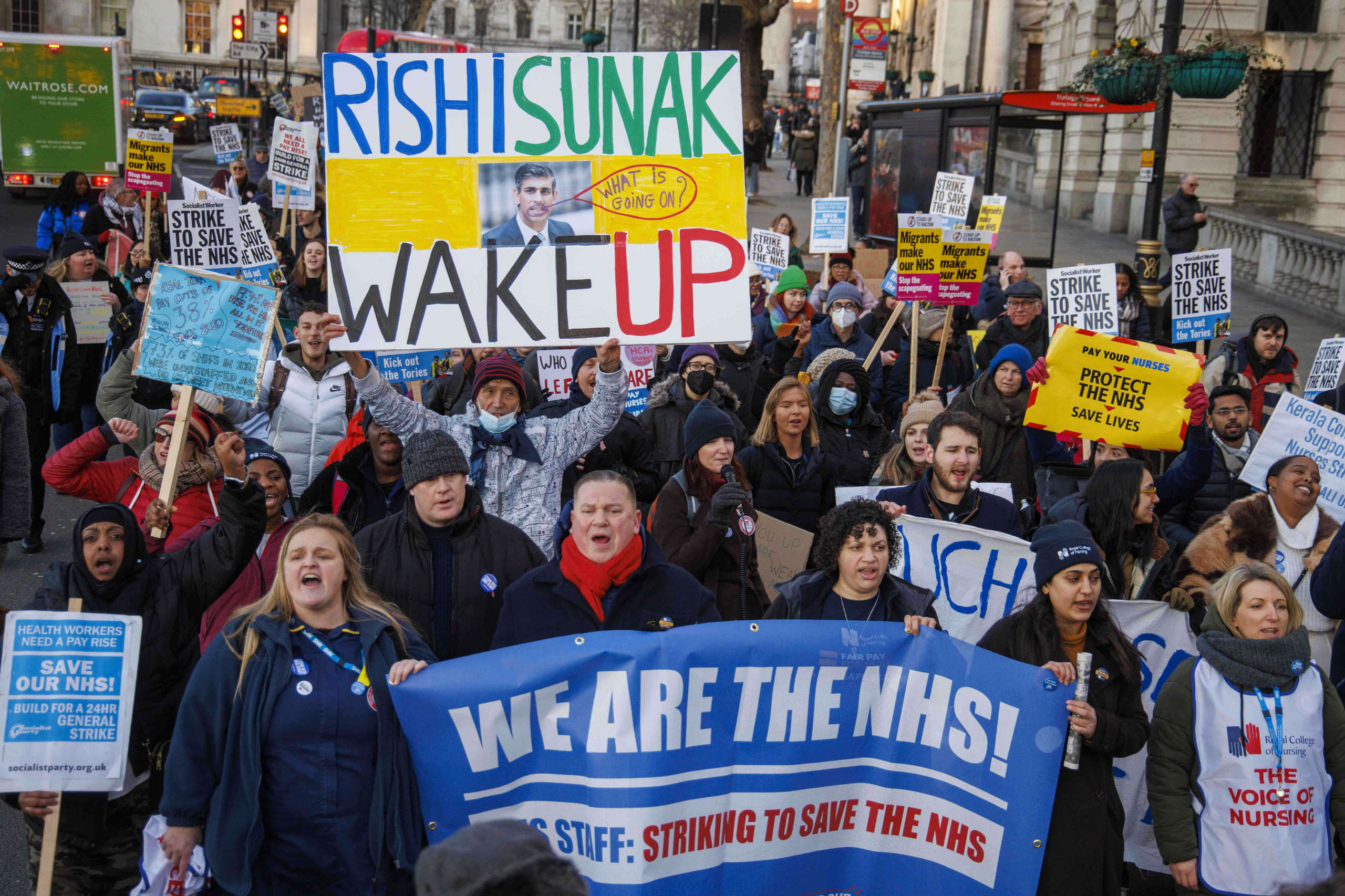 Beschäftigte im Gesundheitssystem NHS in Großbritannien streiken wegen der Inflation. Die Regierung um Premierminister Rishi Sunak will ein Anti-Streik-Gesetz beschließen.