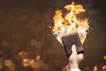 Mehrere Geldscheine brennen in einer Geldbörse. Symbolbild für die Pensionskassen.