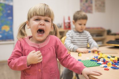 Ein kleines Mädchen schreit im Kindergarten. Symbolbild für den Tag der Elementarpädagogik.