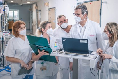 Das Team für Hämatologie des Hanusch-Krankenhaus arbeitet an einem Laptop.