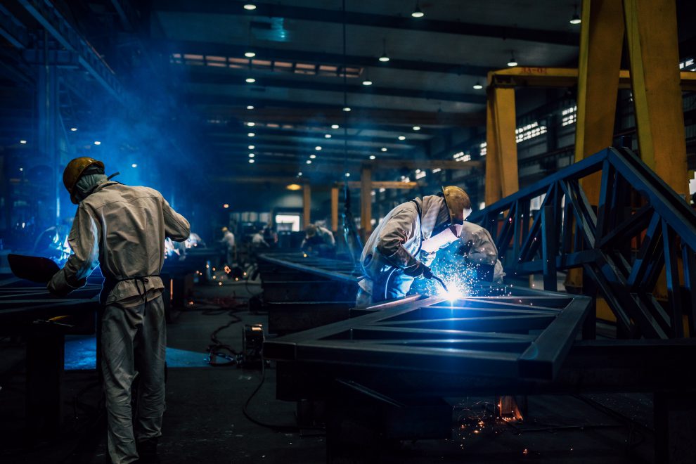 Arbeiter in einer Fabrik arbeiten nachts. Symbolbild für die Schichtarbeit.