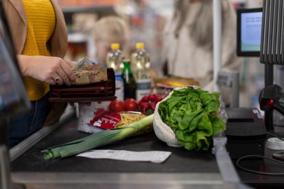 Eine Frau zahlt an der Kasse vom Supermarkt. Die Inflation steigt auf 11,1 Prozent.