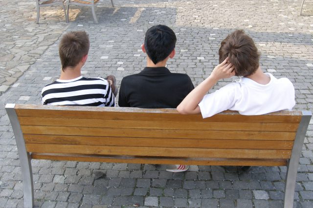 Arbeitslose Jugendliche sitzen auf einer Parkbank. Der Ausbildungsfonds soll für sie Lehrstellen schaffen.