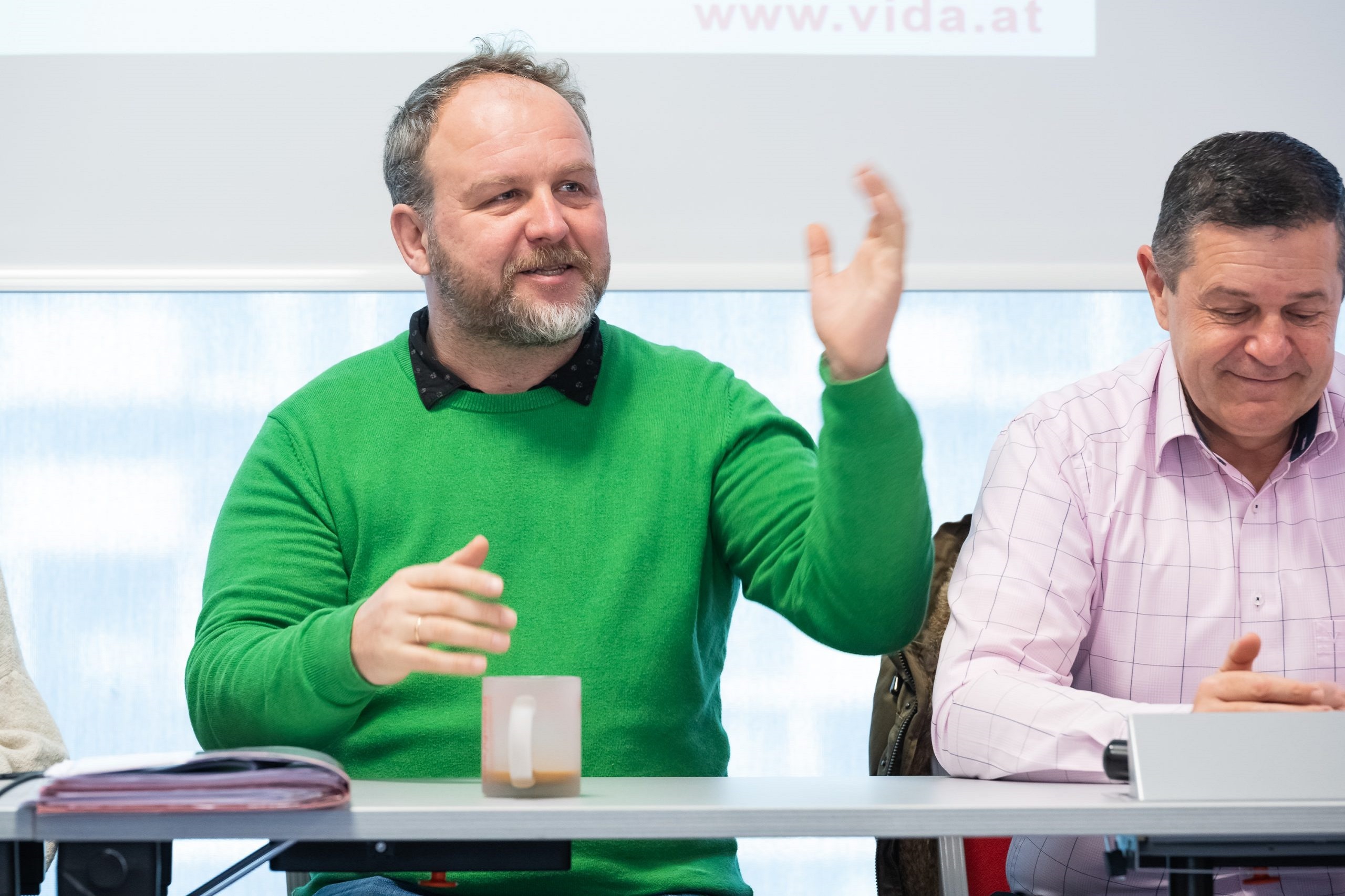 Porträt von Harald Steer bei einer Pressekonferenz.