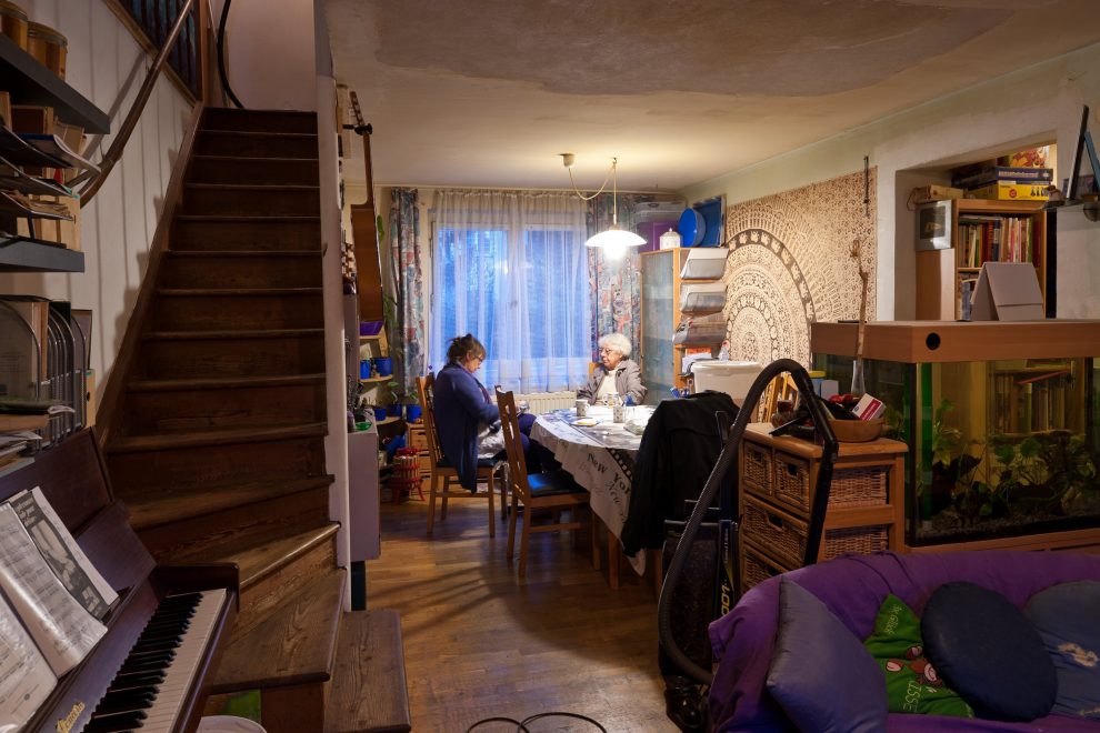 Eine Wohnung in Wien. Zwei ältere Frauen sitzen an einem Tisch. Symbolbild für Unterstützungsleistungen im Bereich Wohnen.