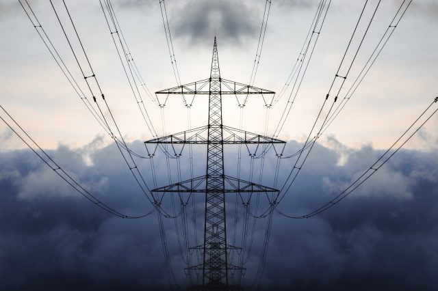 Ein Strommast von unten fotografiert. Symbolbild Die Maßnahmen der EU zur Reformierung des Strommarkts reichen nicht, um den Strompreis zu senken.