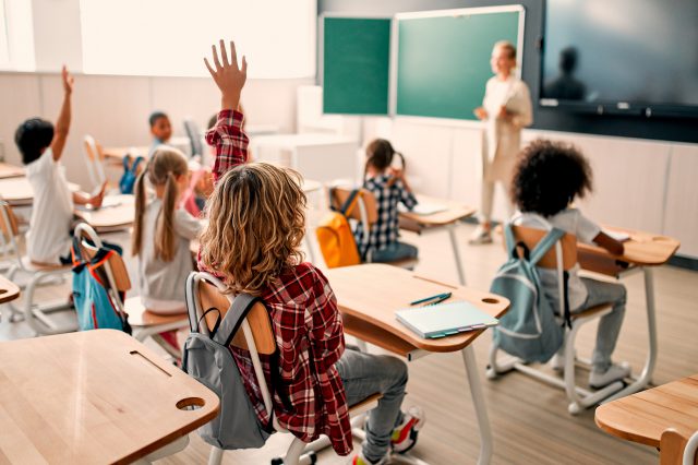 Kinder im Schulunterricht. Symbolbild für die Probleme in der Schulverwaltung.