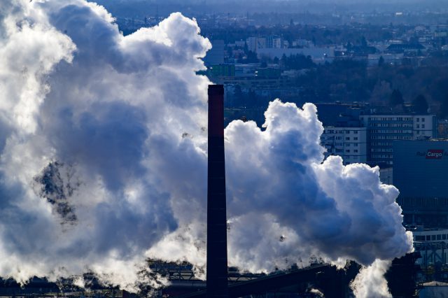 Foto von einem Schornstein des Stahlkonzerns Voestalpine. Symbolbild für die schleißige Klimapolitik.