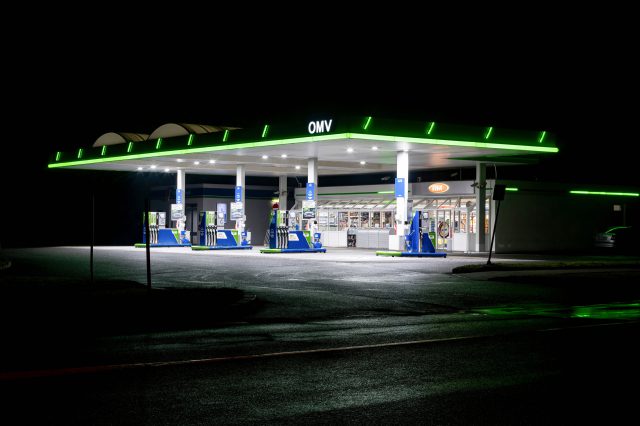 Eine OMV-Tankstelle bei Nacht. Symbolbild für die OMV und die Ausschüttung der Dividende an den Staat.