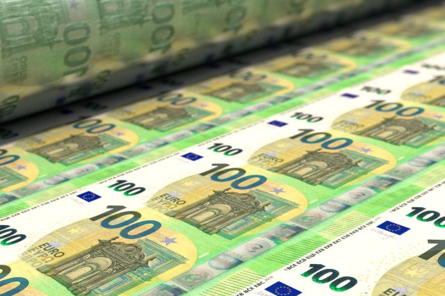 Hundert Euro Scheine in einer Gelddruckmaschine. Symbolbild für die Gierflation.