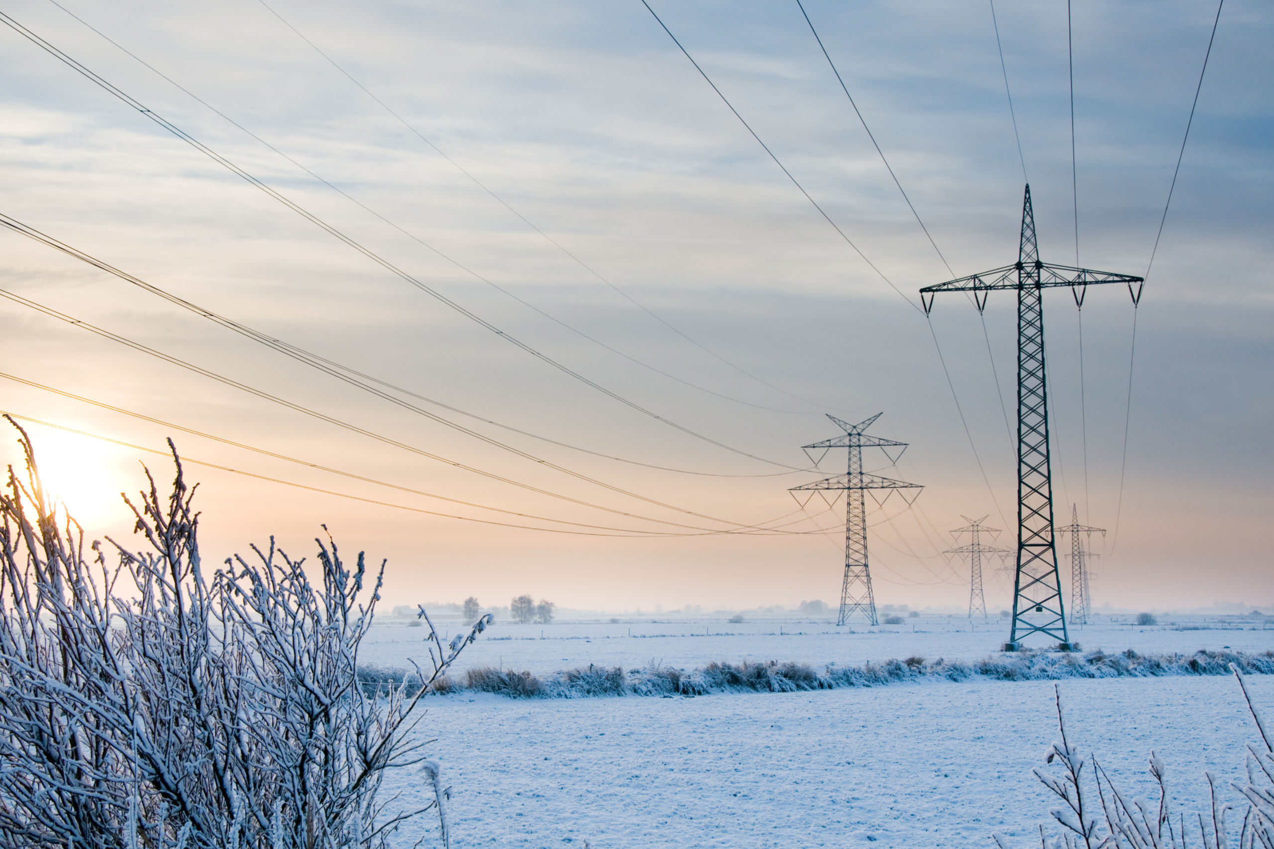 Ein Stromnetz im Winter. Symbolbild für die Gierflation.