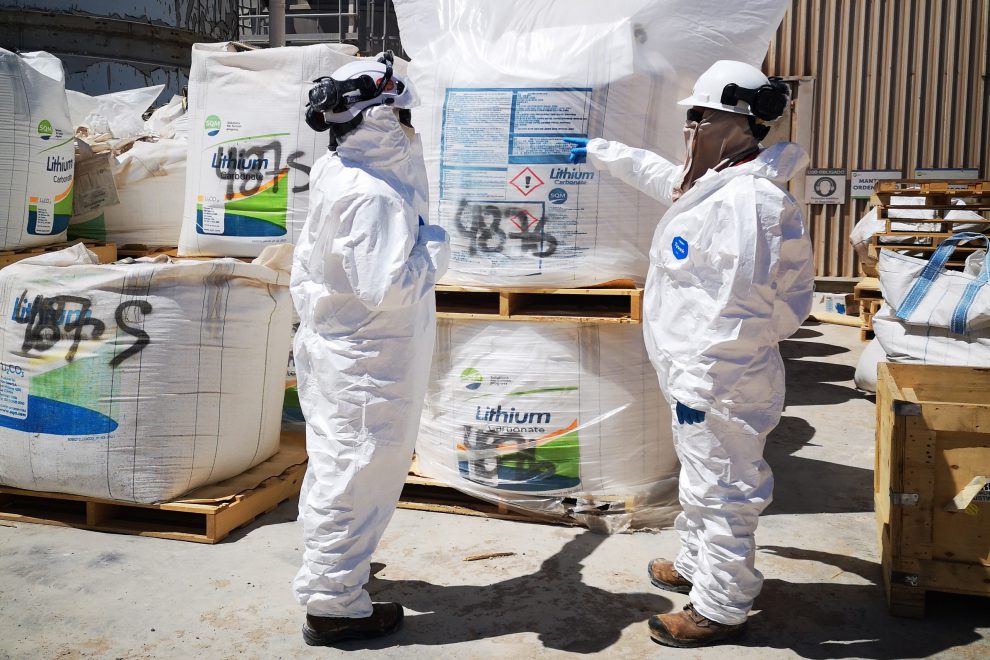 Zwei Arbeiter des chilenischen Chemieunternehmens in Schutzanzügen.