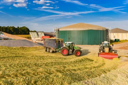 Traktoren bei der Maisernte auf einem Bauernhof. Symbolbild für Lebensmittelspekulation.