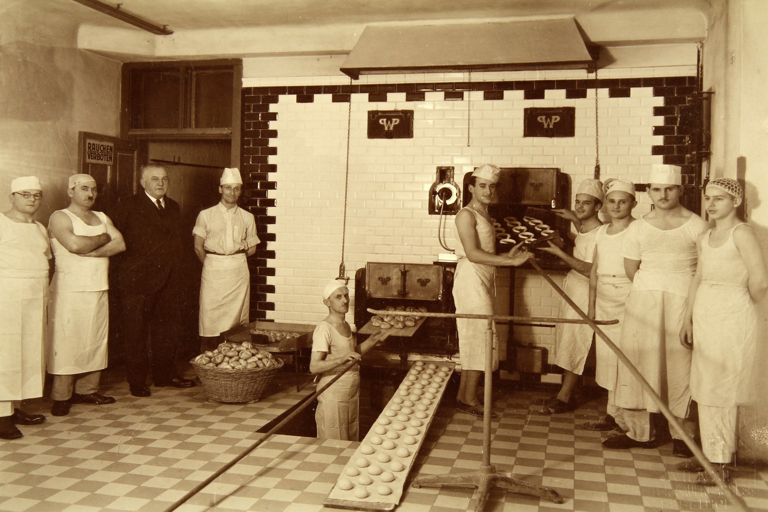 Brotbäcker in einer Bäckerei, 1925. Symbolbild für den hohen Brotpreis.