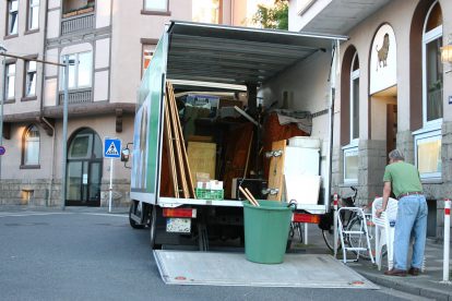 Ein Umzugs-Lkw vor einer Wohnung. Symbolbild für die Miet-Mythen in Österreich.