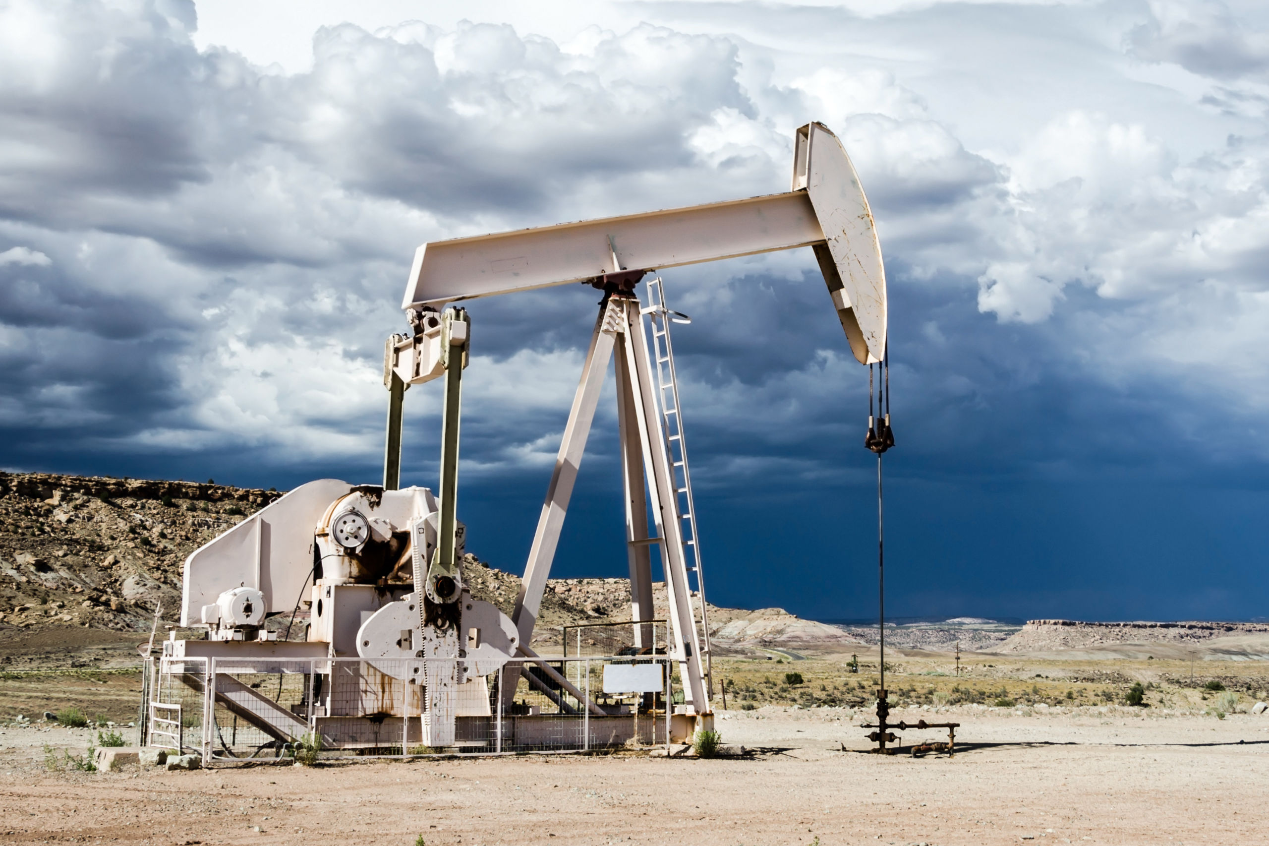 Ein Ölbohrturm in der Wüste als Symbolbild für die Klimakatastrophe.