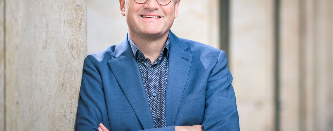 Portrait von Ulrich Brand beim Internet zur Klimakatastrophe und Degrowth.