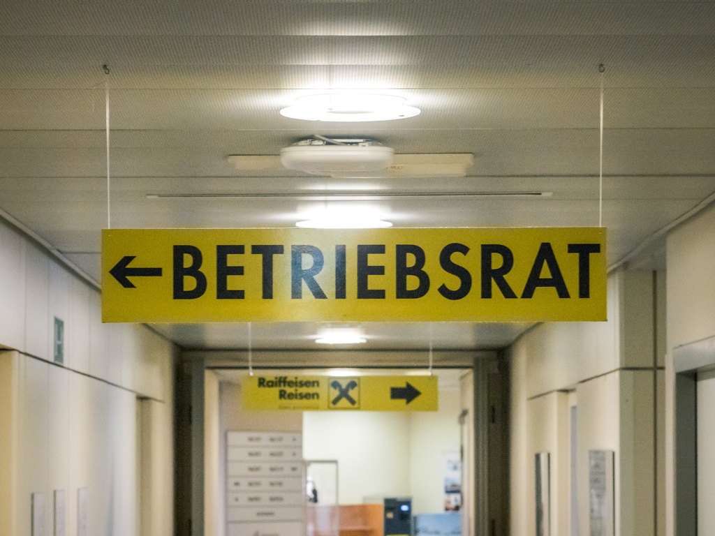 Ein Schild in einem Gang des Raiffeisen-Gebäudes. Es trägt die Aufschrift "Betriebsrat".