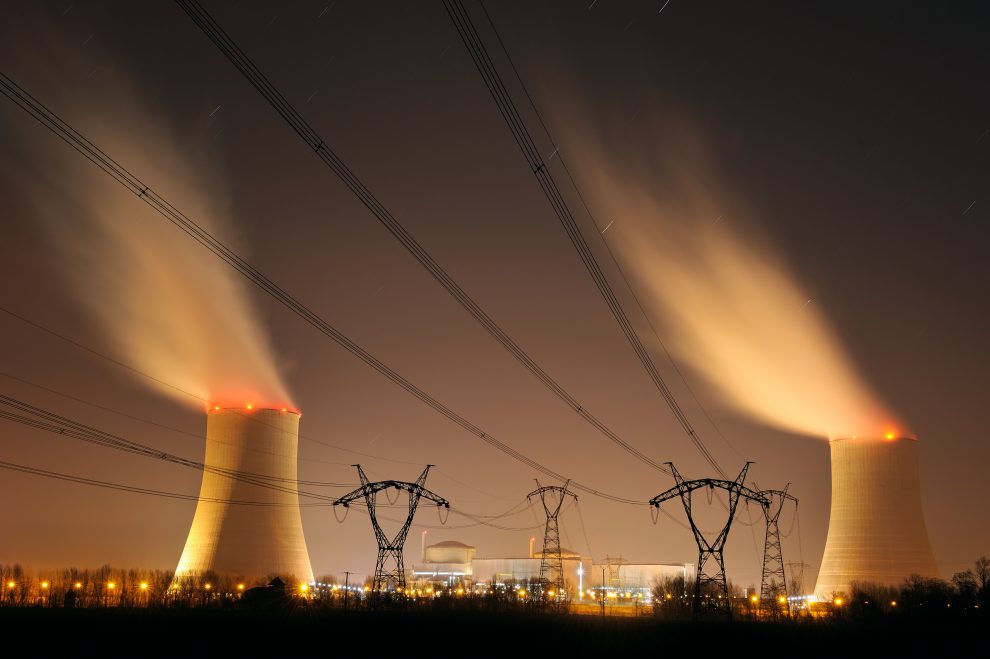 Ein Automkraftwerk in Frankreich bei Nacht. In der Mitte stehen Strommasten. Symbolbild für den Energiecharta-Vertrag.