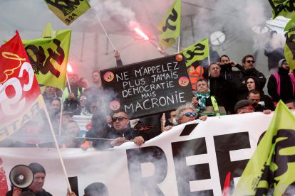 Aufnahme einer Demonstration in Patis. Verschiedene Menschen sind zu sehen, die Schilder und Fahnen schwingen. Symbolbild für den Protest gegen die Pensionsreform in Frankreich.
