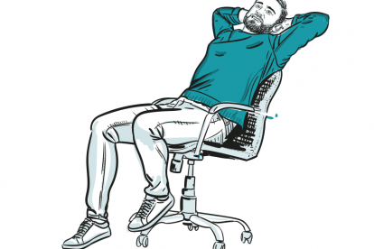 Ein Mann sitzt auf einem Bürostuhl und lehnt sich zurück. Symbolbild für die Arbeitszeitverkürzung.