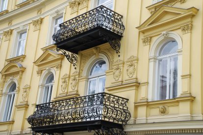 Ein Bild von einem Balkon an einem Altbau in Bad Ischl für einen Beitrag über die Vermögenssteuer in Österreich.