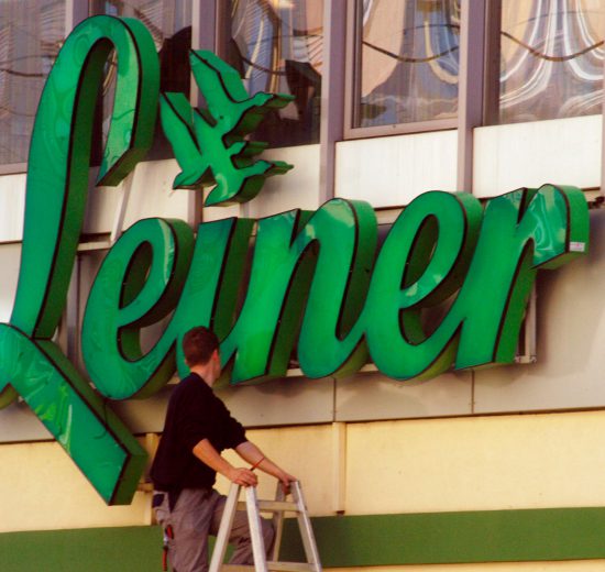 Schriftzug eines Leine Geschäfts in Wien. Symbolbild für Arbeitsbedigungen in Handelsunternehmen.