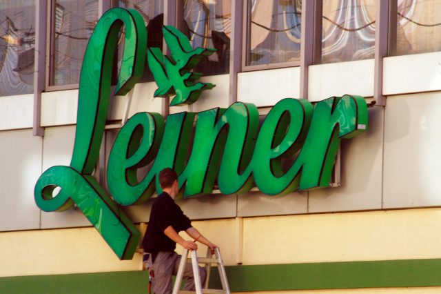 Schriftzug eines Leine Geschäfts in Wien. Symbolbild für Arbeitsbedigungen in Handelsunternehmen.