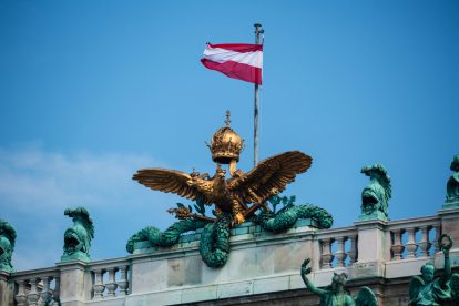 Die österreichische Fahne über dem Parlament in Wien. Symbolbild für die Rot-Weiß-Rot-Karte.