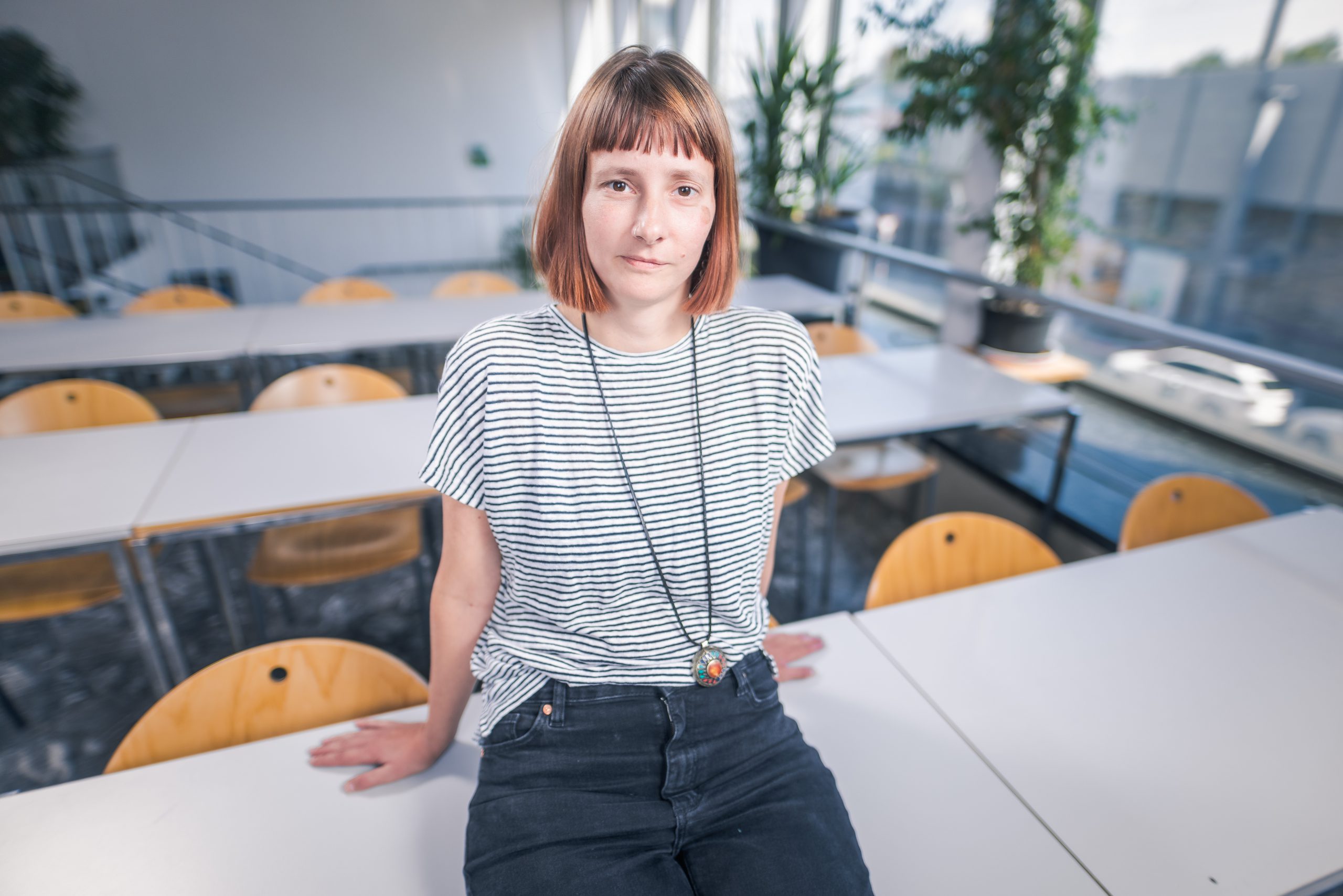 Portrait von Manuela Ziegler, Kursleiterin für Basisbildung an der VHS Floridsdorf, während des Interviews über Analphabetismus. 