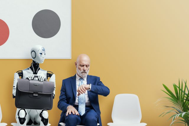 Ein Roboter und ein Mann sitzen nebeneinander auf Stühlen und warten auf eine Besprechung. Der Roboter hat einen Aktenkoffer auf seinen Knien abgelegt. Der Mann schaut auf seine Armbanduhr. Symbolbild für KI und ihre Rolle in der Arbeitswelt.