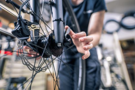 Sarah Sutlovic arbeitet an einem Fahrrad. Es ist nur ihre Hand zu sehen.