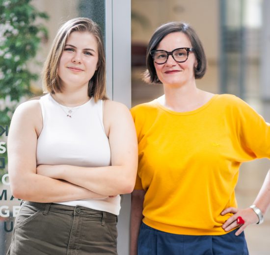 Portrait von Rosa Danner und Elena Macura im Gespräch über die Mediennutzung der Jugend.
